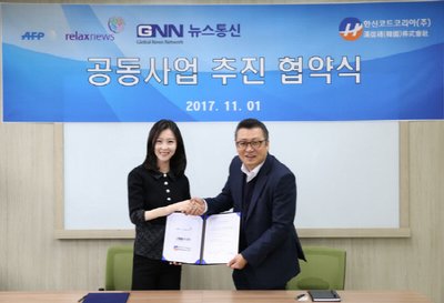 GNN新闻通讯与汉信码(韩国)株式会社在1日签订了合办事业MOU协约。从左开始，GNN新闻通讯韩国法人本部长、汉信码(韩国)株式会社的朴相贤代表理事(照片提供=GNN新闻通讯)