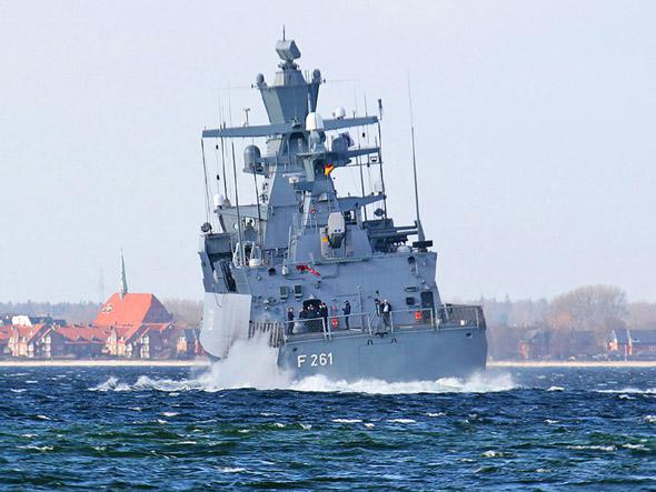 K130級護(hù)衛(wèi)艦的集成度高，艦島上布滿了各類雷達(dá)和天線。
