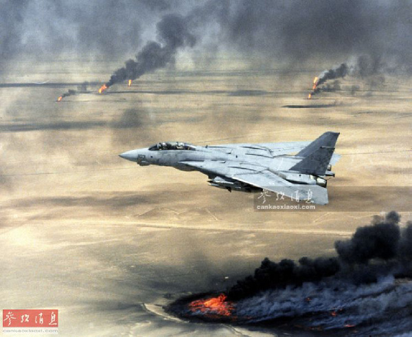 16.1991年海湾战争期间，1架F-14用“响尾蛇”导弹击落了1架伊拉克空军的米-8直升机。这是美海军F-14的最后一次空战记录。图为美海军VF-211舰载战机中队的F-14A飞越被点燃的科威特油田，摄于1991年2月1日。