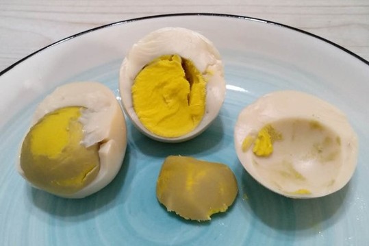 煮熟鸡蛋黄上面的青黑色物质究竟是什么？你知道哪些 