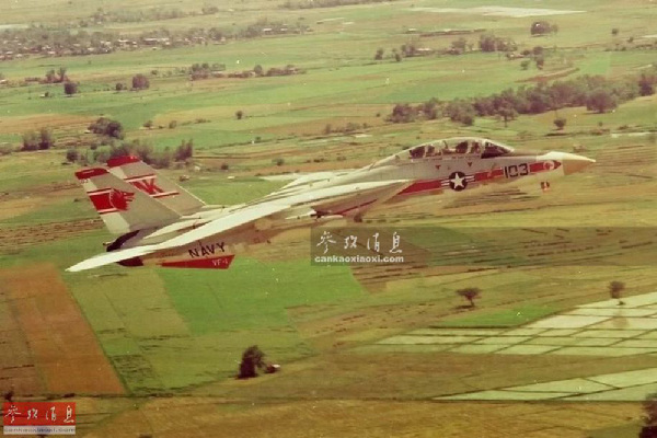 13.1970年12月21日，F-14首架原型机XF-14A首飞成功。由于原型机在试飞期间表现出色，F-14在首飞22个月后，格鲁曼就获得了美海军的正式量产订单，1974年9月，F-14正式进入美海军服役，第一批2个中队（VF-1和VF-2）首次随“企业”号核航母开赴越南作战。图为越战末期，“常风行动”期间，隶属于VF-1 “狼群”中队的F-14A战机在越南上空飞行。