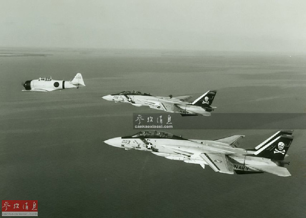 28.2架美军F-14战机与一架二战日军零式战斗机，这一穿越场景就出自《核子航母历险记》，片中还出现了F-14“吊打”零式战机的精彩桥段，图中的2架F-14均来自当时美海军的VF-84“海盗旗”舰载战机中队，而零式战机则是由美制AT-6教练机改造而来。